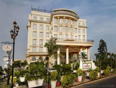 Ramada Plaza By Wyndham, Chandigarh होटल Zirakpur