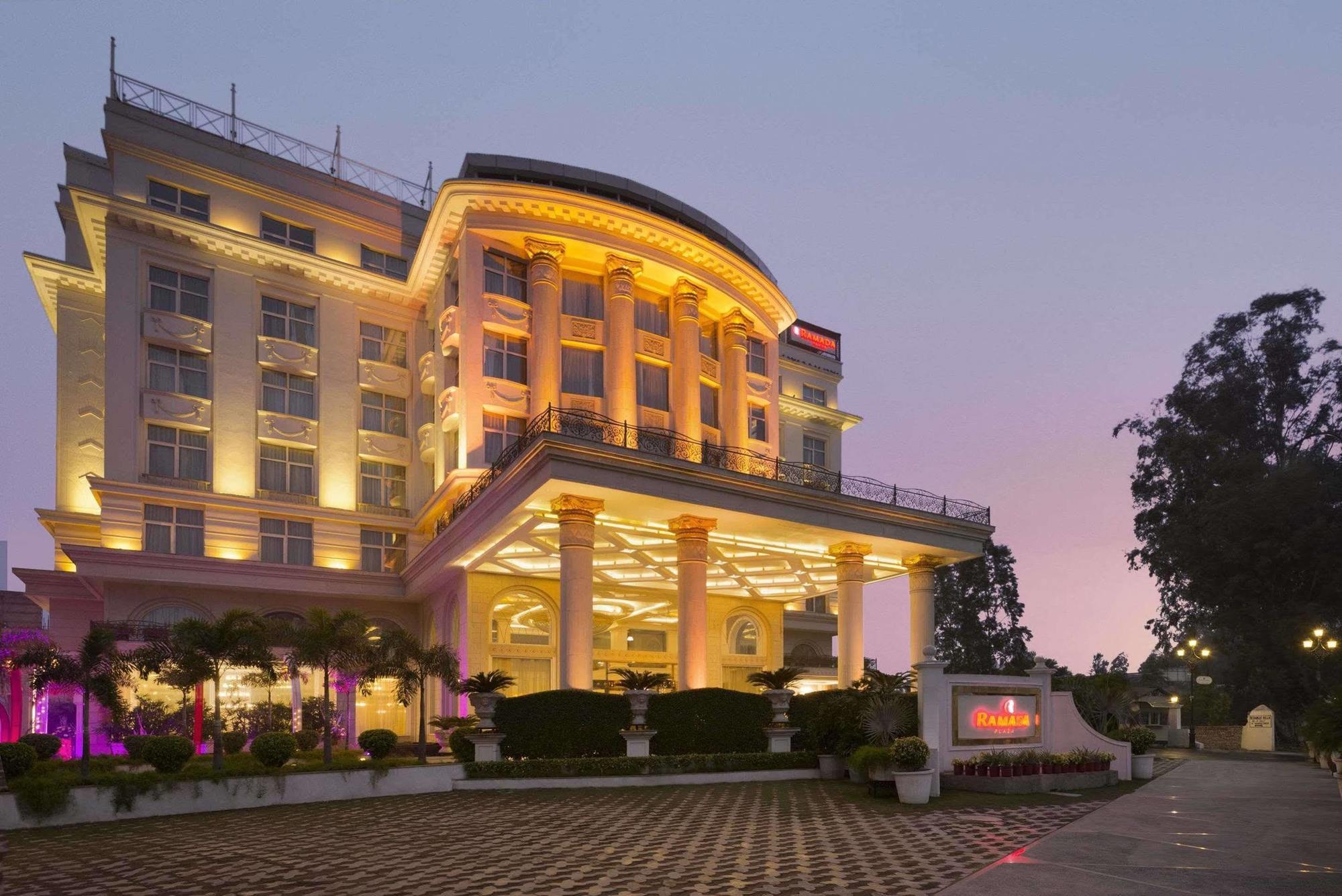 Ramada Plaza By Wyndham, Chandigarh होटल 4*